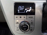 プッシュ式オートエアコン。自動で風量を調整してくれ車内を快適に保ってくれます♪