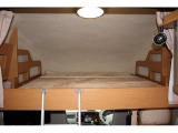広いバンクベッドです。 ベッドサイズは184cm×150cmです。