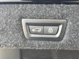 ●電動トランク:ワンタッチでリアゲートの開閉ができ、荷物などで両手が塞がっている状態でも簡単に開閉ができる便利機能です。