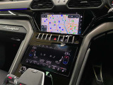 上部はナビゲーションや車両情報、下部はエアコンなど機能情報を分割表示、Lamborghini初のタッチパネルを採用。