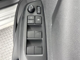 パワーウィンドウのスイッチですよ。 運転席に居ながら窓を開け閉めのコントロールできますよ。 ロック機能で、子供がイタズラして窓を開けるという事も無くなりますよ。