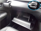 グローブボックスと収納式カップホルダー (カップホルダーは運転席側にもございます。)