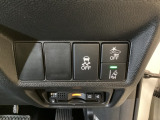 ハンドルの右側にはHondaセンシング用の、レーンキープアシストシステムのメインスイッチとVSA(ABS+TCS+横滑り抑制)の解除スイッチなどがついています。