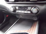 空調はオートエアコンで快適です。前席にはシートヒーター装備です。 USBポート・電源ソケットのタイプAを装備