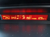 センター上部にデジタル表示で外気温、エアコン、平均燃費等が表示するモニターあります。