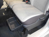 助手席のシートの下には、引き出し式のシートアンダートレーが付いております。車検証入れにもお使い頂けます。