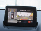 360°ビューモニター&フロントパーキングセンサーを装備。車両の前後左右に備えた4つのカメラを活用し、車両を上から俯瞰したような映像を表示し駐車やすれ違いなどでの運転をサポートします。