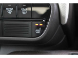 雨の日や早朝などの冷えた車内でも、シートの座面を温め、快適な運転をサポート。温度は2段階で調節ができます
