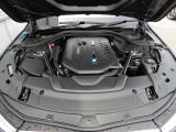 直列6気筒BMWツインパワー・ターボ・エンジン。出力240kW〔326ps〕/5500rpm(カタログ値)、トルク450Nm〔45.9kgm〕/1,500-5,200rpm(カタログ値)♪