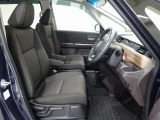 フロントシートはセパレートシートなので後席への移動ができます。またアームレストも装備されていますし運転席シートの高さも調整できます!