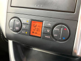 【問合せ:0749-27-4907】【オートエアコン】一度お好みの温度に設定すれば、車内の温度を検知し風量や温度を自動で調整。暑い…寒い…と何度もスイッチ操作をする必要はありません。快適な車内空間には
