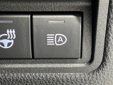 【オートマチックハイビーム】先行車や対向車のライトを認識し、ハイビームとロービームを自動で切り替えます。