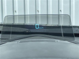 【ヘッドアップディスプレイ(HUD)】フロントウインドウガラスに走行情報を投影します。運転中の目線と重なるように表示されるので、少ない視線移動で速度が確認できるので、 ドライビングに集中できます!