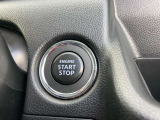 プッシュスタートボタン。ブレーキペダルを踏みながらボタンを押す事でエンジンを始動する事が出来ます。鍵を回す手間を省き、鞄等から鍵を取り出す必要も無く指先一つでエンジンが始動可能です。