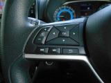 運転走行中も手元操作が可能なハンドルリモコン。