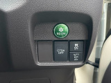 ステアリング右下に、ECONスイッチがあります。ECONはエンジンやエアコンといった、クルマ全体の動きを低燃費モードに自動制御してくれます。賢いボタンです♪