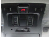 運転席・助手席両側で使いやすい、オーバーヘッドの両側パワースライドドア操作スイッチです。