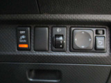 電動格納ドアミラー付きで対向車とのすれ違いもスイッチ1つでドアミラーの開閉ができ便利です。