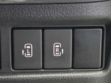 電動スライドドアの開閉も運転席からワンタッチでらくらく操作ができます。