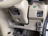 便利なパワースライドドアや、燃費を抑えるECON、横滑りを防ぐVSA等のスイッチ類は、運転席右側、手の届きやすい位置にあります。