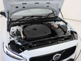 【Recharge T6 AWD plug-in hybrid】駆動用リチウムイオン・バッテリー容量を拡大し、Pureモード(EV走行モード)における航続距離の大幅な伸長を図りました。
