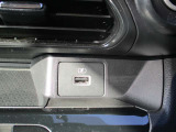 USBソケット走行中にスマートフォンやタブレット端末を充電することができます。