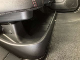 後ろ席足元には収納スペースがありますので、汚れたものも気にせず載せれます