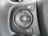 ハンドルにオーディオ操作ボタンがございます。視点を移さず、左手をハンドルから離す事なく放送局選びや曲飛ばし、ボリューム調整やモード切替が感覚的にできますので安全運転にも役立ちますね。