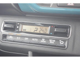 フルオートエアコン☆エアコンのように温度を設定するだけの簡単操作☆設定した温度に合わせて自動で風量や吹き出し口の調節をしてくれますよ☆これで、車内も快適〇
