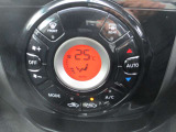 見やすいデジタル表示のオートエアコン!暑い時・寒い時も設定した温度に車内を自動で調節。快適なドライブをサポートしてくれます♪