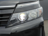 LEDライトは白色光で遠くまで明るく照らし、夜間の安全運転をサポートします
