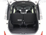 サードシートは、ワンタッチでの折りたたみ、跳ね上げまで可能なワンタッチスペースアップシートを採用しています。