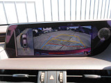 【パノラミックビューモニター】車両の前後左右に搭載したカメラから取り込んだ映像を合成し、車両を上から見たような映像をナビゲーション画面に表示。運転席から目視しにくいエリアも確認することができます。