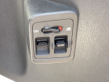 運転席ドアには、パワーウィンドウマスタースイッチがあります。