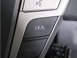 【LKA/レーンキーピングアシスト】高速道路等の運転時に道路白線(黄線)をカメラで認識し、電動パワーステアリングを制御することで、車線に沿った走行がしやすいように、ハンドル操作をサポートします!