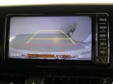 バックガイドモニター付き。車両後方の映像をナビ画面に表示し、駐車などの後退操作をサポートします。
