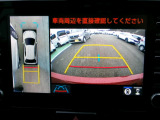 パノラミックビューモニター搭載で車の周囲を映像で確認。同時にリアカメラで後方視界も確保できます。夜間や狭い駐車場で大変便利です。