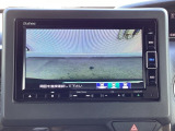 ギヤをR(バック)に入れるとナビの画面に後ろの映像が映るリアカメラ付です。後退時、コンディションが悪い視界でもカラーバックモニターがドライバーをサポートします。