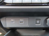 USBタイプA・Cが挿せる充電ポートが採用されています。スマホ等も置けるスペースがあるので便利です。