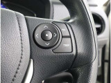 ハンドルから手を放さずにメーター表示コントロールが可能です。運転中にハンドルから手を放す事は最小限にするべき。