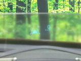 【ヘッドアップディスプレイ】現在の速度や走行情報をデジタル表示で運転席前方のガラスに投影!運転中、目線をずらさず必要な情報を確認できるのでとっても便利で安心!