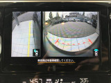 【フロント&サイドカメラ】ドライバーから見にくい死角部分を映像で確認できる前方と左側面にカメラを装着。見通しがきかない場所や住宅密集地などを運転することが多い人におすすめの安心装備です。