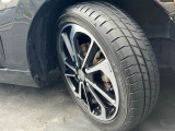 タイヤの溝はフロント約4ミリ リア約5ミリ タイヤサイズは165/50R16です。