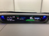 ハイブリット車専用のメーターです。デジタルのスピードメーターを大きく配した見やすいメーター部になっています。左側のインフォメーション画面で動力伝達の表示や燃費などの情報を確認できます。