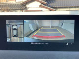 360度ビューカメラを搭載。4方の小型カメラの映像を処理し、車両真上からの映像に変換しています。