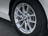BMW純正16インチライトアロイホイール。洗練されたデザインで、足元の個性を引き立てます。