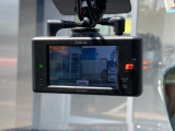 運転中や駐車中の事故を証拠映像で残すことができるドライブレコーダー。前後録画の2chモデルです。