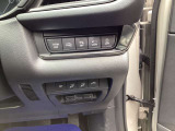 上から、各種安全装備の切り替えスイッチ、座席位置のメモリーボタン、ETCカードの挿入口です。