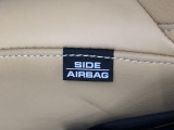 シートのドア側に搭載されるサイドSRSエアバッグ付きです!側方からの衝突の場合に対して作動し、衝撃を和らげてくれます。