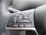ハンドルに付いたコントロールスイッチ 走行中でもハンドルから手を離すことなくメーター内のインジケーターの表示切替・AVの音量調整やメディアの切り替えが出来ます。